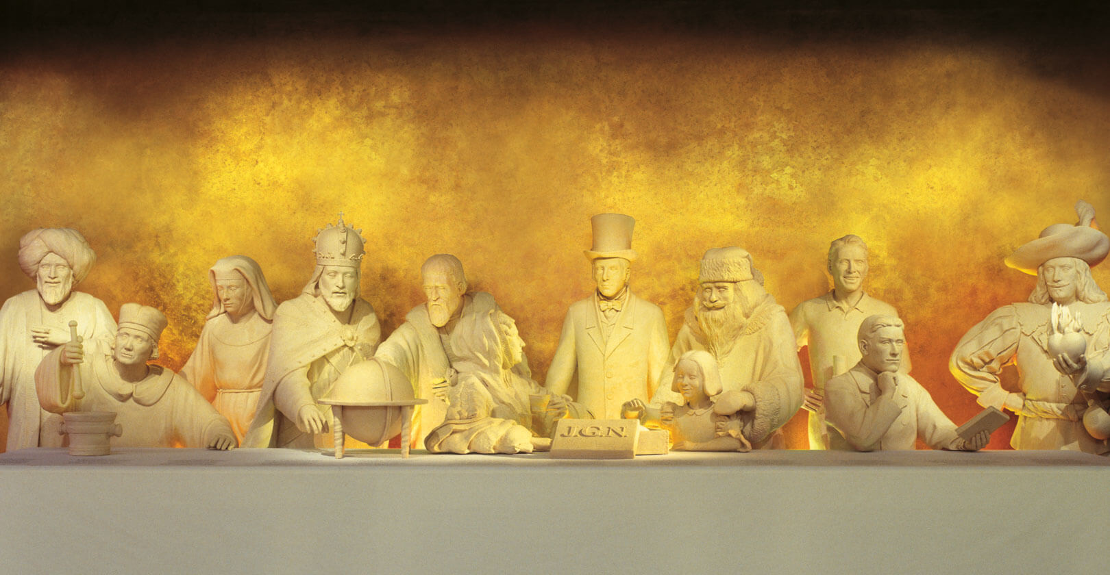 Foto aus dem Niederegger Marzipanmuseum. Abbildung verschiedener Lebensgroßer Skulpturen aus Marzipan.