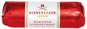 Ein Niederegger Marzipanbrot in roter Fole eingewickelt.