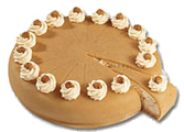 die Niederegger Nusstorte mit Marzipan und Sahnehäubchen bedeckt