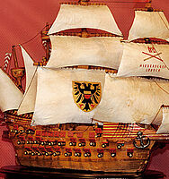 Altes Segelschiff aus Marzipan, welches im Niederegger Museum steht