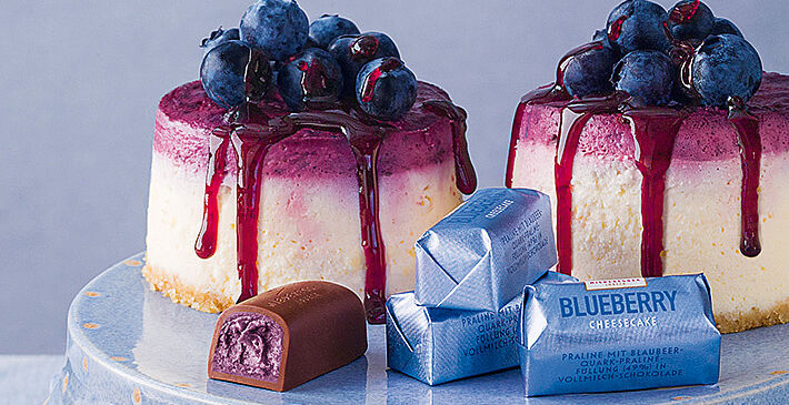 Niederegger Blueberry Cheesecake Pralinen mit zwei Blueberry Cheesecakes