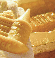 Mit Handarbeit ausgeformtes Holstentor aus Marzipan.