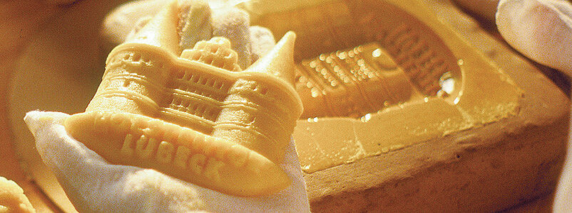 Mit Handarbeit ausgeformtes Holstentor aus Marzipan.
