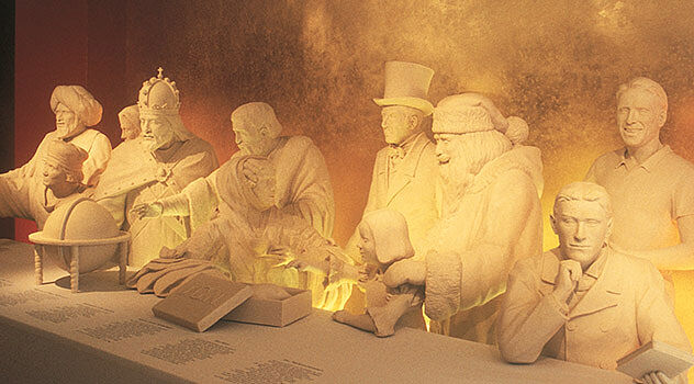 Zwölf lebensgroße Figuren aus Marzipan geformt, die im Niederegger Marzipanmuseum stehen.