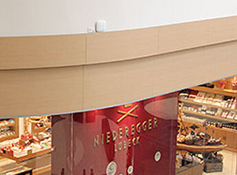 Außenansicht der Niederegger Filialie im Luv Center in Lübeck. 