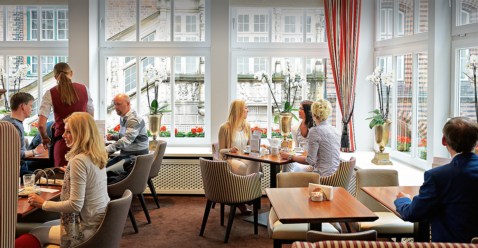 Niederegger Café mit vielen Besuchern beim Caffee und Kuchen.