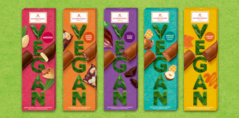 Die veganen Klassiker Sorten Marzipan Klassiker, Nougat Knusperwaffel, Mandel-Brownie-Choc, Double Choc, Caramel Crunch und die vegane Kakao Tafel