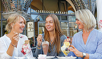 Eisgenuss im Café Niederegger