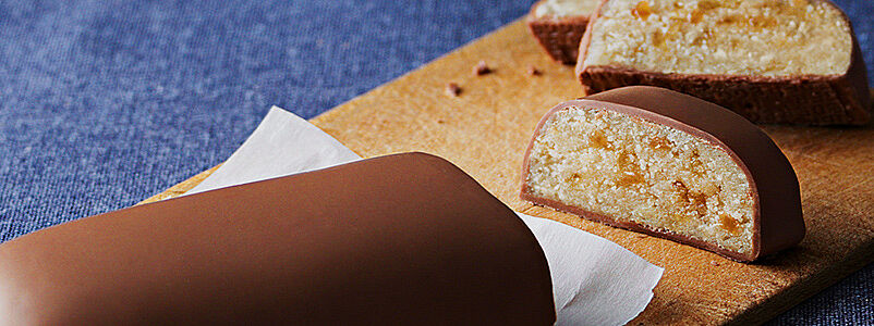 Marzipanbrot mit Schokolade ummmantelt. Durch aufschneiden ist der Querschnitt zu sehen.