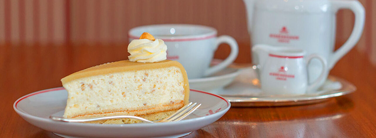 Ein Stück Niederegger Nusstorte und ein Kaffee