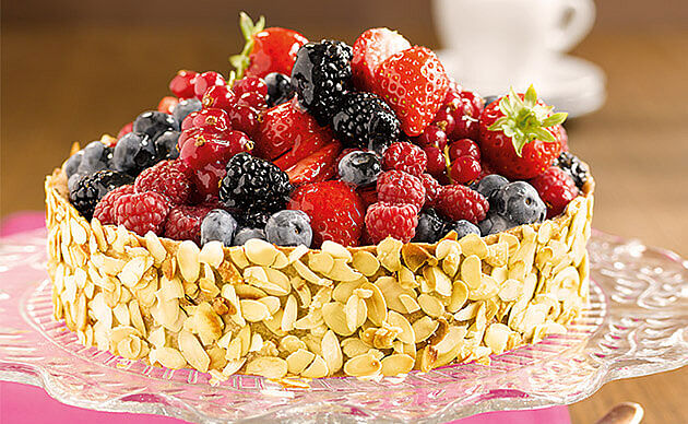 Mandelkuchen mit verschiendenen Beeren als Topping